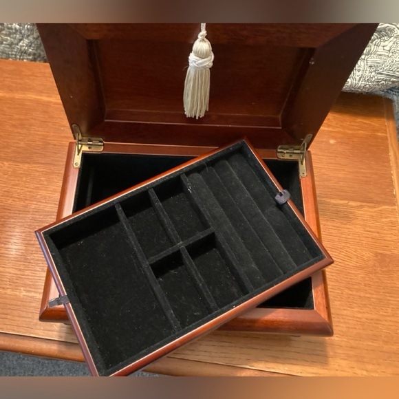 Vintage Bombay Co solid wood velvet lined jewelry box,removable tray,plays music - Picture 13 of 13